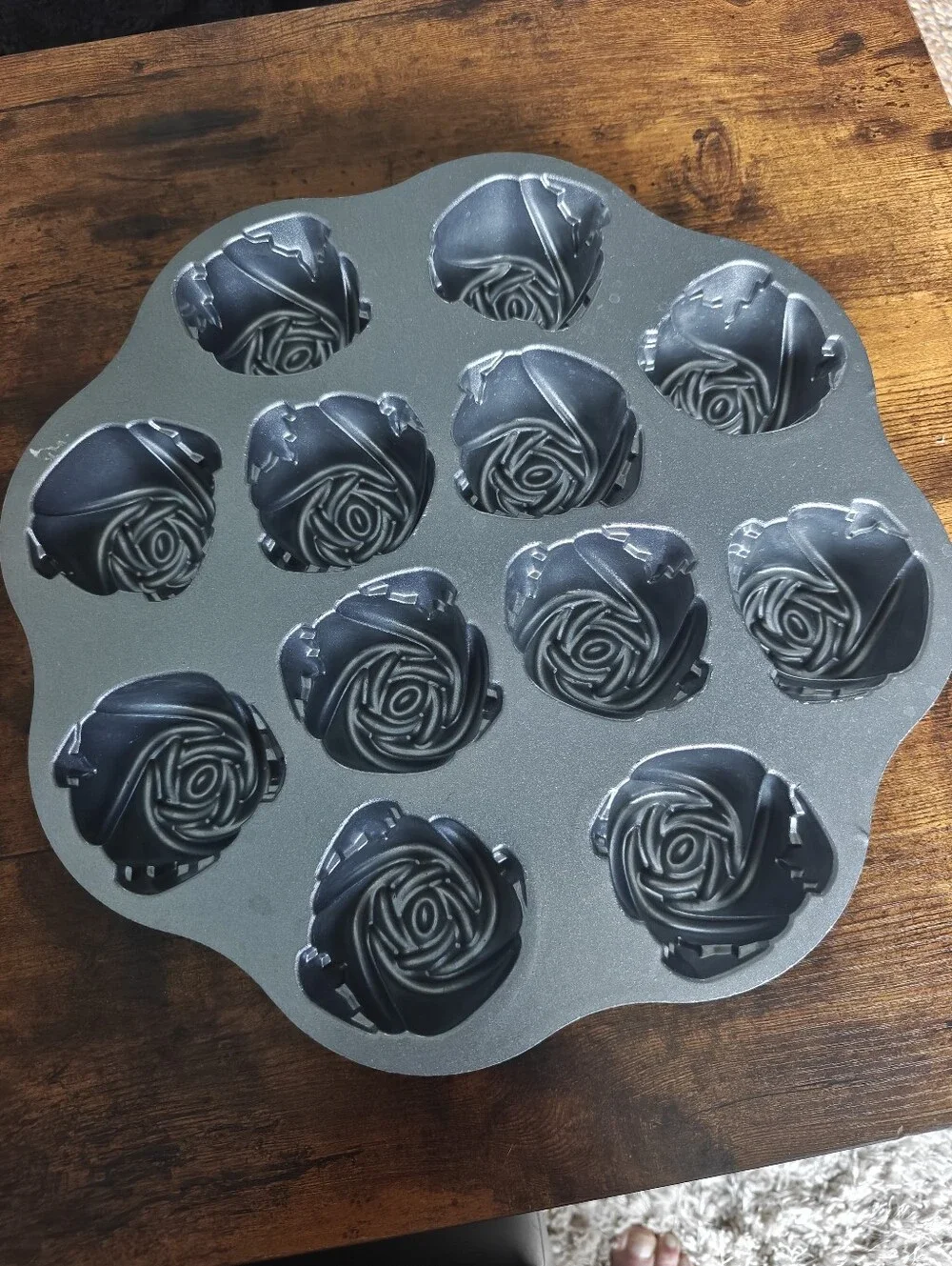 Roses cakepan cast aluminum Nordic ware new bouquet of roses 12